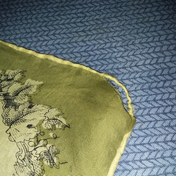 Vintage silk scarf with a story - Picture 5 of 5